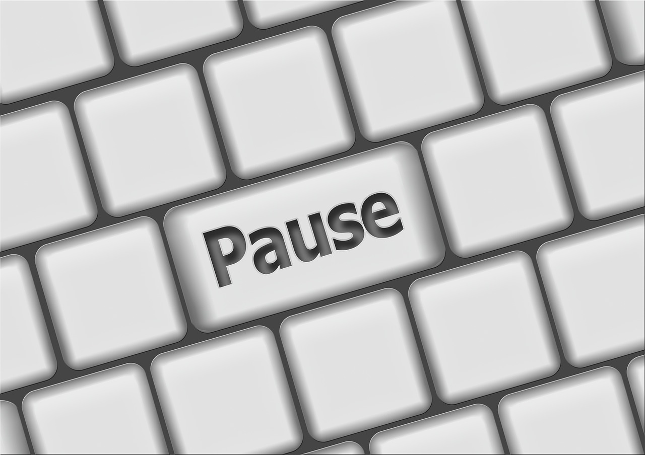 The word pause on a keyboard.